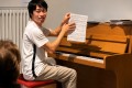 Yuki Kawaguchi zeigte den Tagesgästen die Noten eines Musikstücks aus seinem Abschiedskonzert.